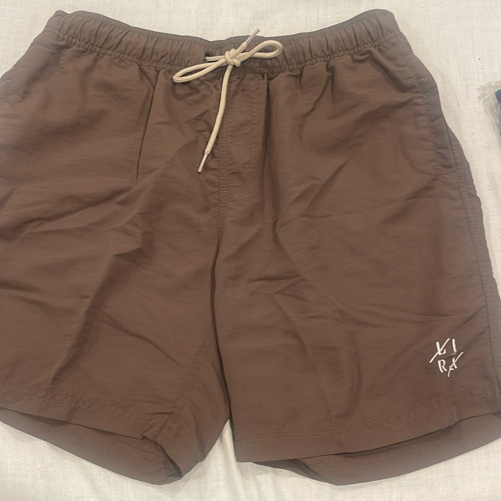 719 LIRA Court Mens Volley Ball shorts green and orange SZ Medium